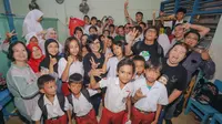 Keceriaan di SD Tri Tunggal V Surabaya, sekolah yang dibantu proses renovasinya melalui lelang jersey bintang Timnas Indonesia, Marselino Ferdinan. (Bola.com/Aditya Wany)
