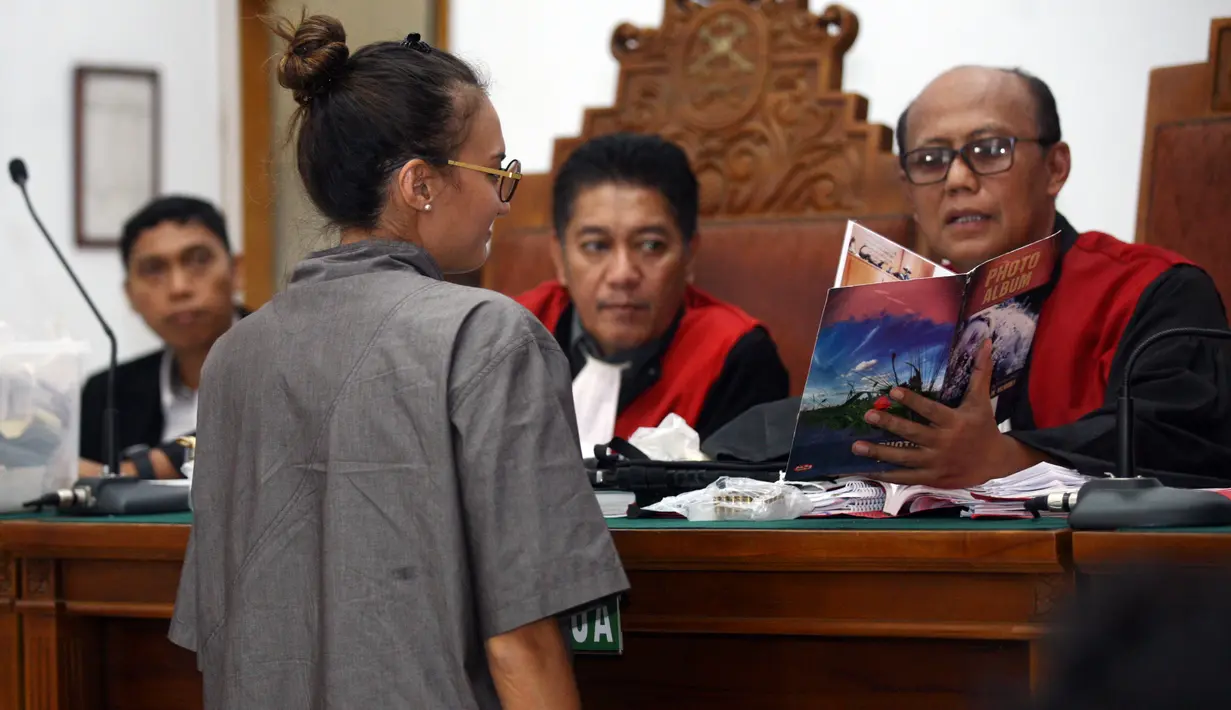 "Tidak ada yang saya tutup-tutupi juga, saya hanya membantu untuk memperlancar semua peradilan supaya lancar dan mendapatkan keadilan yang benar," jelasnya. (Nurwahyunan/Bintang.com)