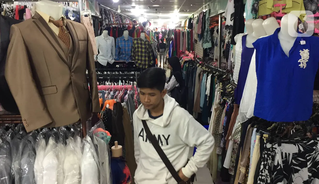 Calon pembeli memilih pakaian bekas sisa ekspor di Pasar Metro Atom, Pasar Baru, Jakarta, Selasa (10/12/2019). Pasar ini akan menjadi lokasi favorit berburu fashion seiring rencana Pemprov DKI Jakarta memindahkan PKL pakaian bekas sisa ekspor ke Pasar Metro Atom. (Liputan6.com/Immanuel Antonius)