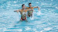 Duet renang artistik Indonesia, Hilda Tri Julyandra dan Talitha Amabelle Putri Subeni, tampil pada ajang Indonesia Open Aquatic Championships 2025 di kolam Stadion Akuatik GBK, Jakarta Pusat, pada Selasa (25/11/2025). (Bola.com/Bagaskara Lazuardi)