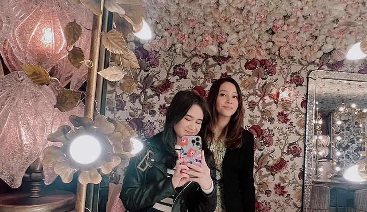 Keduanya kompak mengenakan outer hitam, bedanya Tissa dengan jaket kulit. Maia dengan blazer dan dressnya. [@maiaestiantyreal]