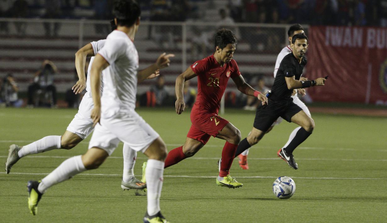 Striker Timnas Indonesia U-22, Osvaldo Haay, menggiring bola saat melawan Vietnam U-22 pada laga final SEA Games 2019 di Stadion Rizal Memorial, Manila, Selasa (10/12). Indonesia kalah 0-3 dari Vietnam. (Bola.com/M Iqbal Ichsan)
