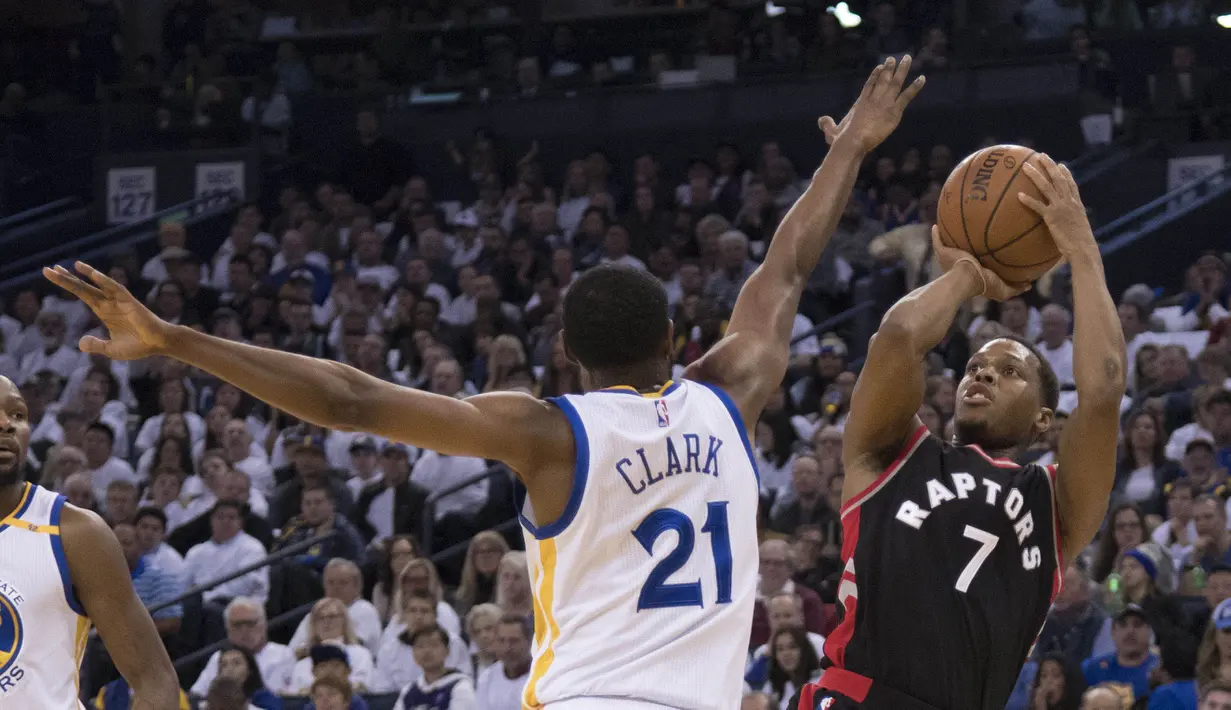 Pemain Toronto Raptors, Kyle Lowry #7 melakukan tembakan saat dihadang pemain Golden State Warriors,  Ian Clark #21 pada lanjutan NBA basketball game di Oracle Arena, (28/12/2016). Warriors menang 121-111. (Reuters/Kyle Terada-USA TODAY Sports)