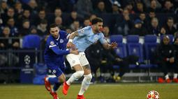Tendangan penalti dari Nabil Benteleb pada leg 1, 16 besar Liga Champions 2018/19 yang berlangsung di stadion Veltins-Arena, Gelsenkirchen, Kamis (21/2). Man City menang 3-2 atas Schalke. (AFP/Odd Andersen)