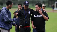 Aremania Mengadang Pelatih Arema ketika Perkenalan Milan Petrovic