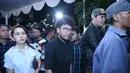 Sejumlah selebriti tanah air tiba di rumah duka kediaman Mike Mohede di kawasan Kuricang Raya, Bintaro, Tangerang Selatan. (Nurwahyunan/Bintang.com)