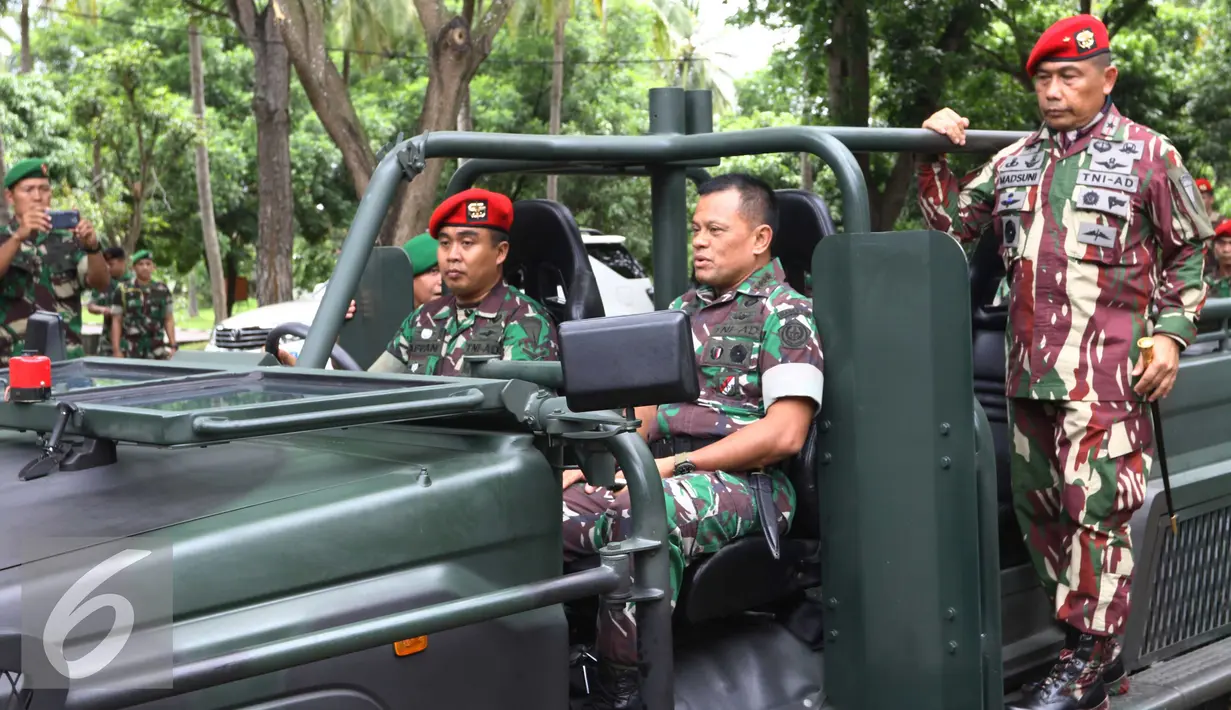 Panglima TNI Jendral Gatot Nurmantyo menaiki mobil saat tiba di lapangan Kopassus grup 1, Serang,  Banten, Minggu (30/10). Gatot mengimbau TNI siap menjaga kesatuan dan persatuan  dalam pelaksanaan Pilkada. (Liputan6.com/Helmi Affandi)