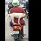 Seekor anjing terekam memiliki kemampuan keseimbangan yang luar biasa saat berada di atas motor yang sedang melaju (viralhog)