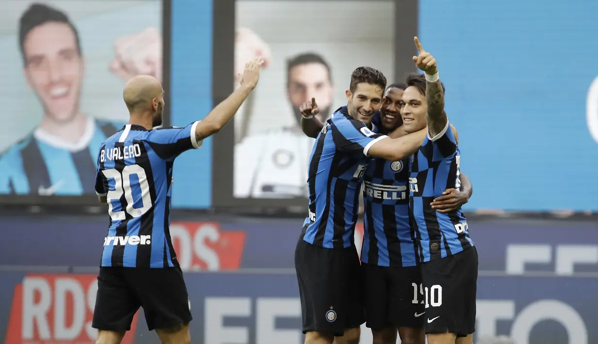 Pemain Inter Milan Ashley Young (tengah) merayakan bersama rekan-rekannya usai mencetak gol ke gawang Brescia pada pertandingan Serie A di Stadion San Siro, Milan, Italia, Rabu (1/7/2020). Inter Milan menaklukkan Brescia dengan skor 6-0. (AP Photo/Luca Bruno)