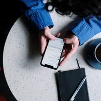 Ilustrasi orang yang sedang menggunakan aplikasi WhatsApp. Credits: pexels.com by cottonbro