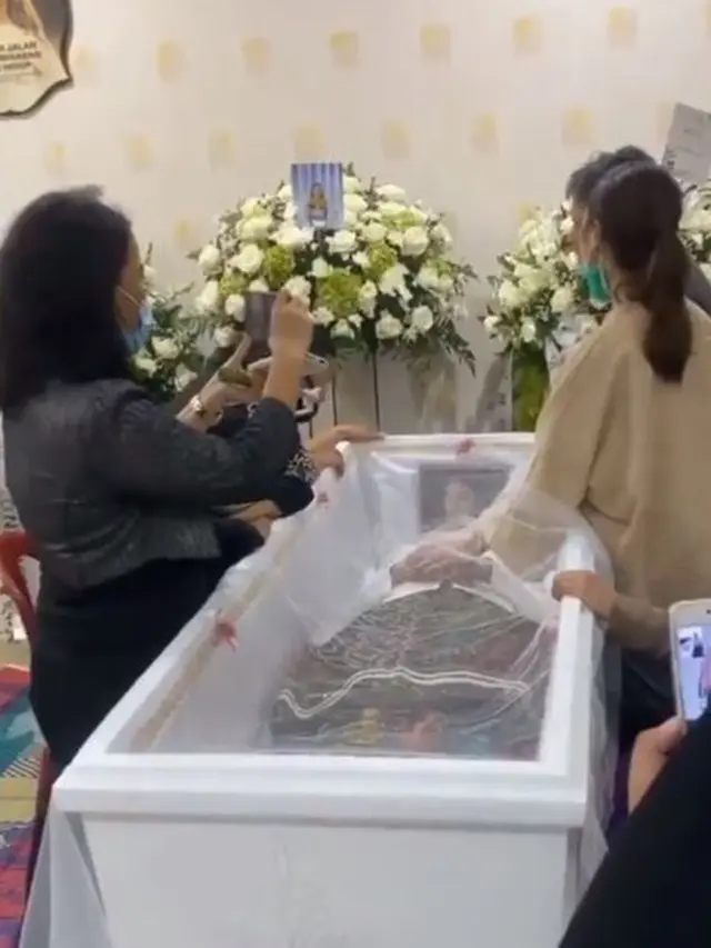 6 Momen Haru Jelang Pemakaman Melisha Sidabutar Idol, Tangis Kembaran Pecah