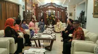 Istri Perdana Menteri Malaysia Najib Razak, Rosmah Mansor, menyambangi kediaman mantan Presiden Megawati Soekarnoputri. (Liputan6.com/Khairisa Ferida)