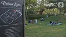 Warga beraktivitas di area hutan kota di Kompleks Gelora Bung Karno, Senayan, Jakarta, Sabtu (22/08/2020). Pengunjung memanfaatkan pemandangan dan suasana Hutan Kota GBK untuk menghabiskan libur akhir pekan di tengah pandemi Covid-19. (Liputan6.com/Herman Zakharia)