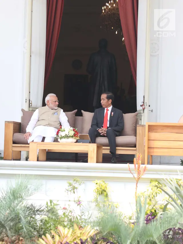 Jokowi Ajak PM India Bincang Santai di Halaman Belakang Istana