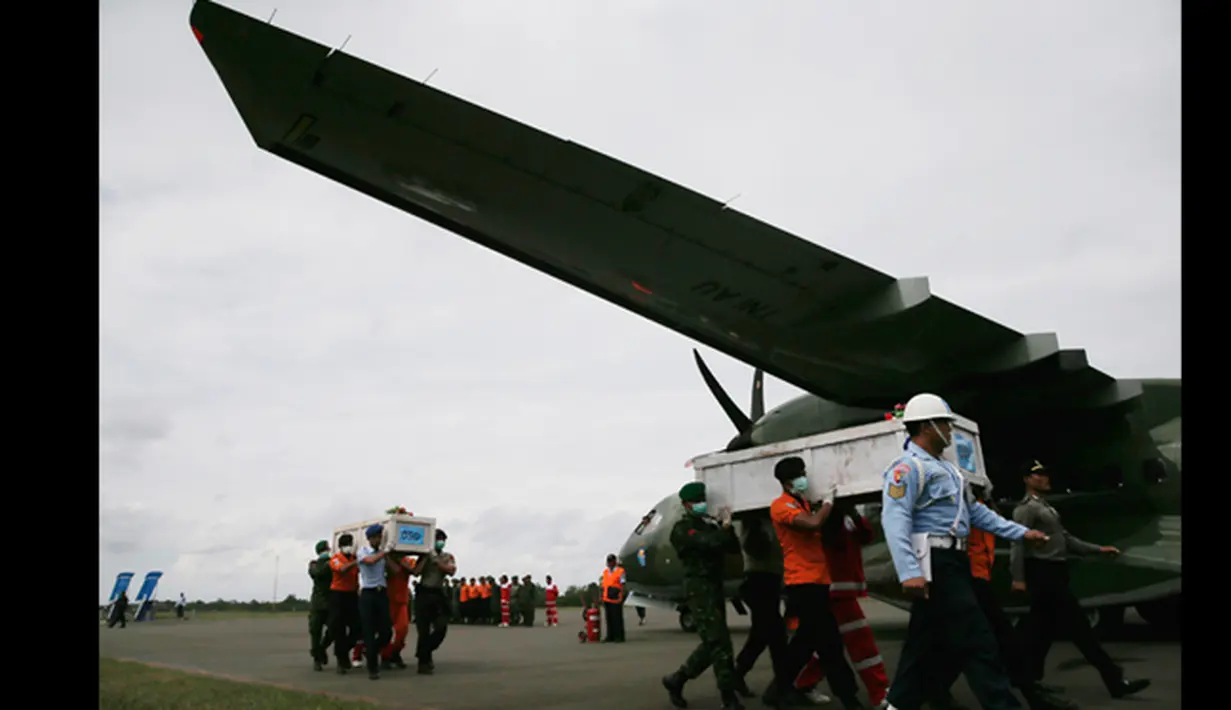 Jenazah penumpang pesawat AirAsia QZ8501 saat ingin dibawa keatas kapal pesawat  CN2950 milik Angkatan Udara Indonesia di Pangkalan Udara Iskandar, Pangkalan Bun, Kalteng, (19/1/2015). (REUTERS / Beawiharta)