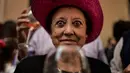 Ekspresi seorang wanita saat mencicipi anggur mawar Spanyol untuk mempromosikan minuman tersebut di Pamplona, Spanyol, Sabtu (19/5). (AP Photo/Alvaro Barrientos)