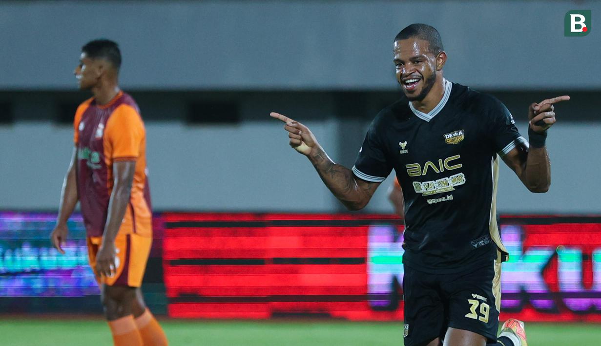 Pemain Dewa United, Alex Martins, melakukan selebrasi setelah mencetak gol ke gawang Borneo FC dalam pekan ke-22 BRI Super League 2025/2026 di Stadion Indomilk Arena, Tangerang, pada Minggu (22/2/2026). (Bola.com/M Iqbal Ichsan)