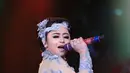 "Ayo goyang semuanya," teriak Dewi Perssik dari atas panggung HUT 22 Indosiar, di Plenary Hall Jakarta Convention Center (JCC), Senayan, Rabu (11/1/2017) malam. (Adrian Putra/Bintang.com)