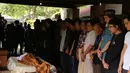 Jenazah Yon Koeswoyo akan dimakamkan di Tempat Pemakaman Umum (TPU) Tanah Kusir, Jakarta Selatan, Sabtu (6/1/2018) pagi. (Adrian Putra/Bintang.com)