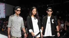 Hari kedua Jakarta Fashion Week 2015 dimeriahkan penampilan para desainer Selebriti, Minggu (2/11/2014). (Liputan6.com/Panji Diksana)