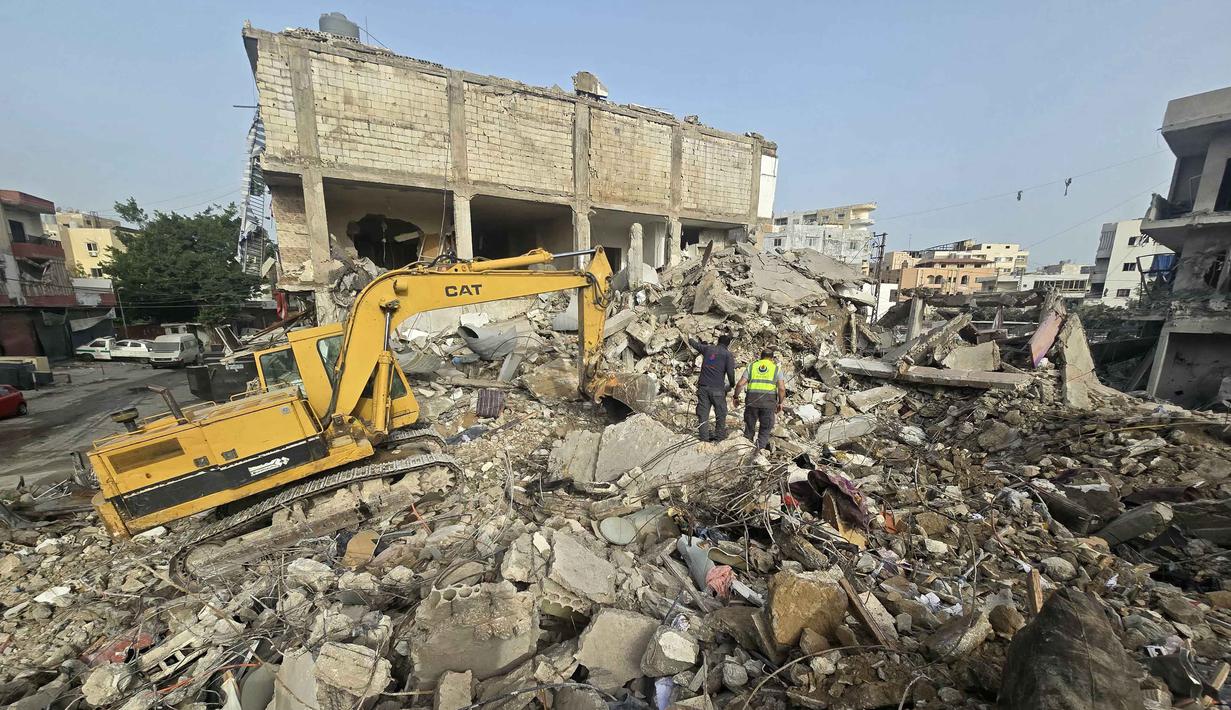 Sementara, 3.750 lainnya sejak eskalasi serangan Israel di Lebanon dimulai pada 2 Maret 2026. Tampak dalam foto, sebuah ekskavator membersihkan puing-puing bangunan yang hancur dari lokasi serangan Israel di wilayah Maarakeh, Lebanon selatan, dekat kota pesisir Tyre pada Sabtu 4 April 2026. (Kawnat HAJU/AFP)