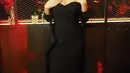 Cantiknya Aaliyah Massaid dengan dress tanpa tali berwarna hitam, ditumpuknya dengan outer panjang yang juga berawrna hitam. [Foto: Instagram/aaliyah.massaid]