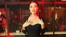 Cantiknya Aaliyah Massaid dengan dress tanpa tali berwarna hitam, ditumpuknya dengan outer panjang yang juga berawrna hitam. [Foto: Instagram/aaliyah.massaid]