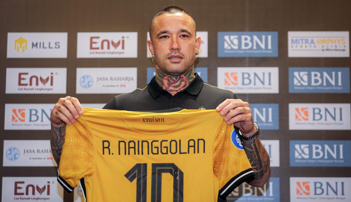 Radja Nainggolan menjadi eks pemain AS Roma terbaru yang saat ini memperkuat klub Asia. Ia baru saja didatangkan oleh Bhayangkara FC, salah satu klub BRI Liga 1 di Liga Indonesia pada pertengahan musim 2023/2024 setelah sang pemain berstatus tanpa klub sejak meninggalkan klub Serie A Liga Italia, SPAL pada Juli 2023. Selama empat setengah musim bersama AS Roma mulai paruh musim 2013/2014 hingga akhir musim 2017/2018, ia total tampil dalam 203 laga di semua ajang dengan torehan 33 gol dan 28 assist. (Bola.com/Bagaskara Lazuardi)