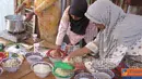 Citizen6, Surabaya: Proses simulasi pelatihan pembuatan minuman Leta, tampak ibu-ibu sedang mempraktekkan cara membuat Leta. (Pengirim: Evi)