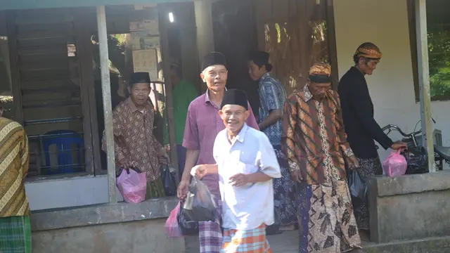 Penganut Islam Kejawen dan penghayat kepercayaan di Desa Kalikudi menggelar ritual Sadran menjelang Ramadan. (Foto: Liputan6.com/Muhamad Ridlo)