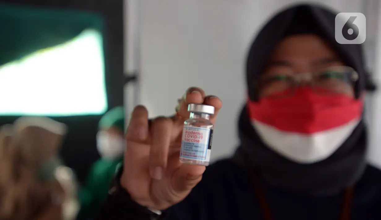 Petugas kesehatan menunjukkan vaksin COVID-19 Moderna saat kegiatan vaksinasi di Puskesmas Kramat Jati, Jakarta, Jumat (20/8/2021). Bagi masyarakat umum, saat ini diperbolehkan mendapat vaksin COVID-19 Moderna untuk menekan penyebaran virus corona. (merdeka.com/Imam Buhori)