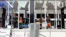 Petugas PPSU membersihkan sisa pecahan kaca di halte transjakarta Senen, Jakarta, Jumat (9/10/2020). Unjuk rasa menentang disahkannya Omnibus Law UU Cipta Kerja berujung aksi anarkis merusak berbagai fasilitas umum pada Kamis malam (8/10). (Liputan6.com/Helmi Fithriansyah)