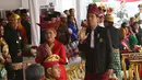 Presiden Joko Widodo bersama Ibu Negara Iriana usai peringatan HUT RI ke 72 di Istana Merdeka, Jakarta, Kamis (17/8). Presiden Jokowi  memberikan sepeda kepada tamu dengan pakaian adat terbaik. (Liputan6.com/Pool)