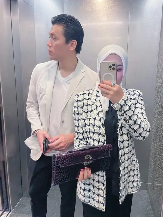 Penampilan Syahrini terlihat mahal dengan tweed blazer dari Chanel seharga Rp43jutaan [instagram/princessyahrini]