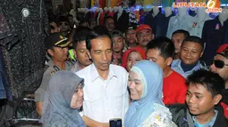 [FOTO] Intip Jokowi Belanja di Pasar