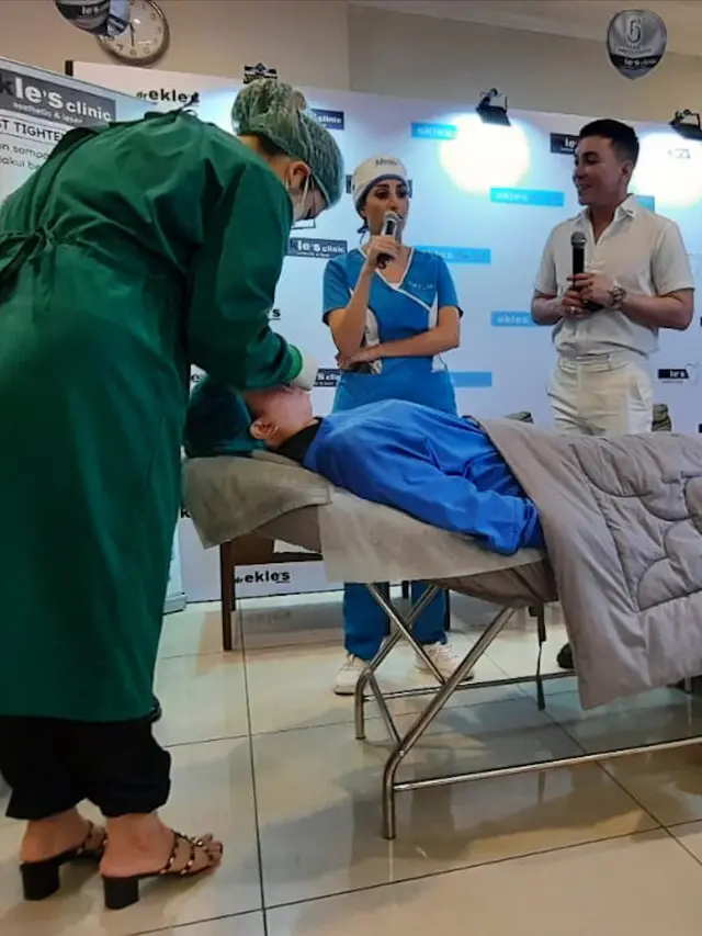 dr. Ekles dalam sesi peluncuran Ekles Aptos Premium Threadlift di Jakarta, Selasa, 19 Juli 2022.