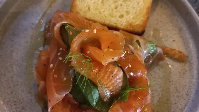 Salmon Marinato E Affumicato Da Noi Con Pan Brioche, Insalata Di Spinaci Al Sesamo