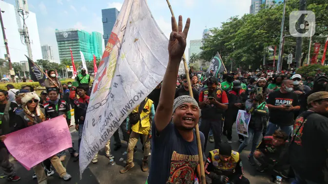 Menurut pendemo, pemerintah sempat berjanji akan memberikan regulasi khusus ojol pada tahun 2016 lalu namun sampai sekarang belum terealisisasi. (Liputan6.com/Angga Yuniar)