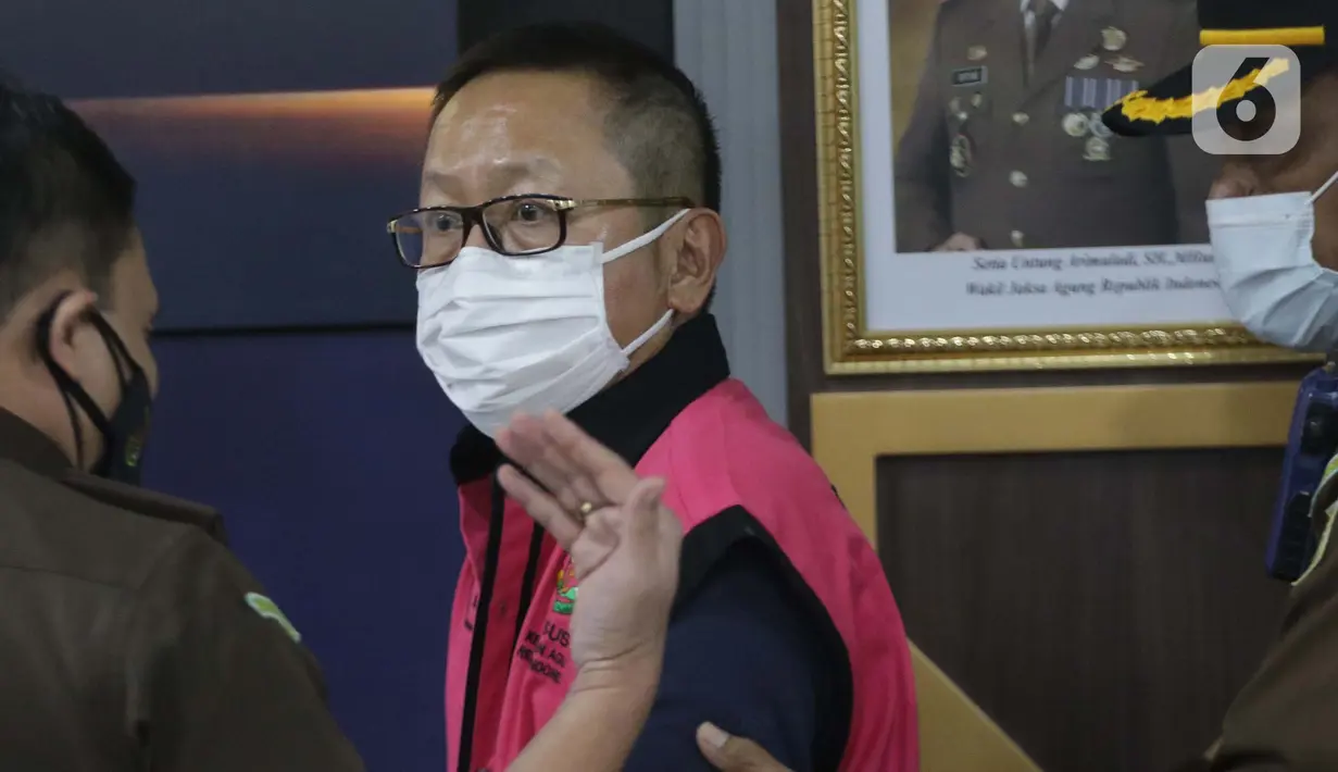 Terpidana kasus pembalakan liar dan perusakan alam, Adelin Lis (tengah) saat rilis penahanan di Gedung Penerangan Kejaksaan Agung, Jakarta, Sabtu (19/6/2021). Adelin Lis ditangkap di Singapura dan dipulangkan ke Indonesia setelah buron selama 13 tahun. (Liputan6.com/Helmi Fithriansyah)