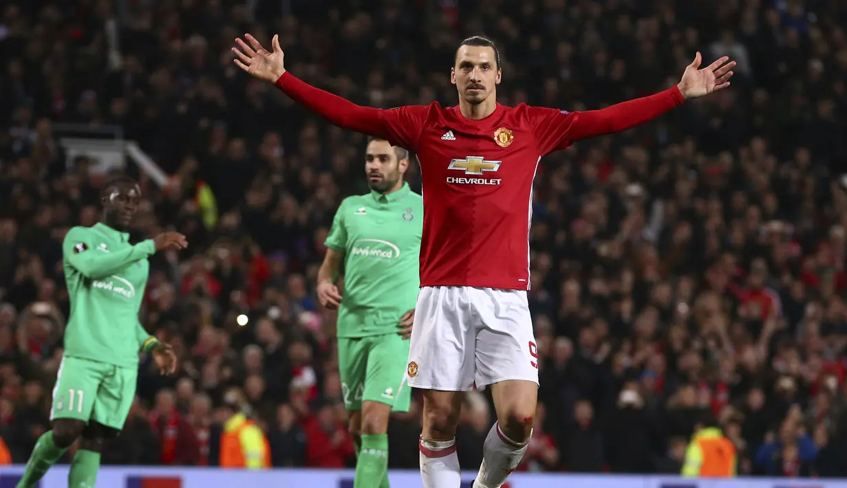 Zlatan Ibrahimovic membawa Manchester United menag 3-0 atas St.Etienne pada leg pertama babak 32 besar Liga Europa Old Trafford stadium, Manchester, (16/2/2017).  (AP/Dave Thompson)