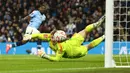 Kiper Salford City, Matt Young (kanan) gagal menghalau bola tendangan pemain Manchester City, Jeremy Doku pada laga lanjutan Piala FA 2024/2025 di Etihad Stadium, Manchester, Inggris, Minggu (12/01/2025). (AFP/Darren Staples)