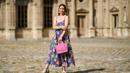 Jika kamu khawatir akan terlihat aneh, maka gunakan busana dengan warna-warna yang cerah. Gaun berwarna cerah dengan motif dan sepasang anting-anting akan memastikan penampilanmu menonjol, di antara orang lain. Foto: Instyle.