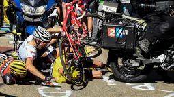  Pebalap Inggris, Christopher Froome (kaos kuning), terlibat kecelakaan di Etape 12 Tour de Franc antara Montpellier dan Chalet-Reynard, (14/7/2016) . (AFP/Pool/Bernard Papon)