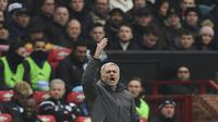 Pelatih Manchester United, Jose Mourinho memberikan instruksi kepada anak asuhnya saat melawan Huddersfield Town pada laga Premier League di Old Trafford, Manchester, (3/2/2018). MU menang 2-0. (AFP/Paul Ellis)