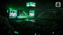 Aksi panggung NCT 127 sangat menarik dengan sorotan sinar laser berwarna-warni. (Liputan6.com/Angga Yuniar)