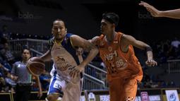 Pebasket Satria Muda, Arki Dikania Wisnu, berusaha melewati pebasket NSH, Ary Sapto, pada laga Perbasi Cup 2017 di Britama Arena, Jakarta, Rabu (8/11/2017). Satria Muda menang 83-67 atas NSH. (Bola.com/Vitalis Yogi Trisna)