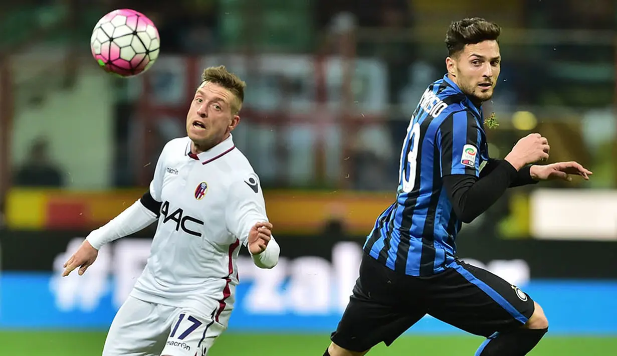 Penyerang Bologna, Emanuele Giaccherini, berhasil melewati bek Inter Milan, Danilo D'Ambrosio. Sementara kekalahan ini membuat Bologna tertahan di posisi ke-9 klasemen Serie A. (AFP/Giuseppe Cacace)