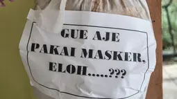 Boneka pocong yang dipajang di Kantor Kecamatan Senen, Jakarta, Kamis (13/8/2020). Pemkot Jakpus menyiapkan peti mati dan boneka pocong untuk dipajang di setiap kecamatan sebagai peringatan bahaya Covid-19 dan imbauan untuk tidak mengabaikan protokol kesehatan. (merdeka.com/Iqbal Nugroho)