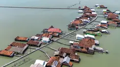 Pemandangan udara menunjukkan rumah-rumah yang sebagian terendam air laut akibat banjir pasang surut di sepanjang pantai selatan Laut Jawa di desa Timbulsloko, Demak, Jawa Tengah pada Sabtu 18 April 2026. Desa Timbulsloko di Sayung, Demak, Jawa Tengah kembali terendam banjir rob (pasang surut) ekstrem. (DEVI RAHMAN/AFP)