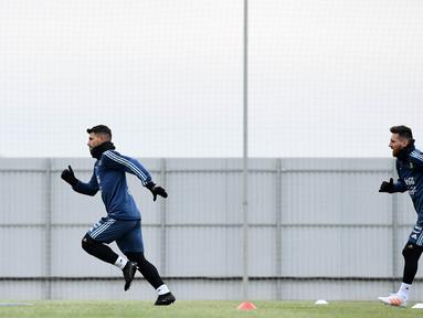 Striker Argentina, Lionel Messi dan Sergio Aguero, berlari saat mengikuti sesi latihan jelang laga persahabatan di Moscow, Rusia, Selasa (7/11/2017). Argentina akan berhadapan dengan Rusia dan Nigeria. (AFP/Kirill Kudryavtsev)